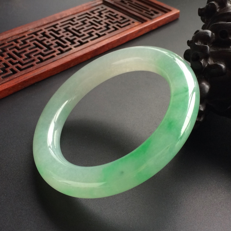 (超值推荐)糯冰种飘翠圆条手镯(57.2mm)