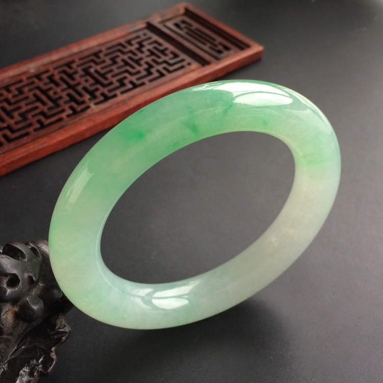 (超值推荐)糯冰种飘翠圆条手镯(57.2mm)
