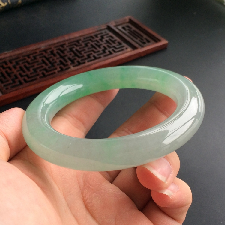 (超值推荐)糯冰种飘翠圆条手镯(57.2mm)