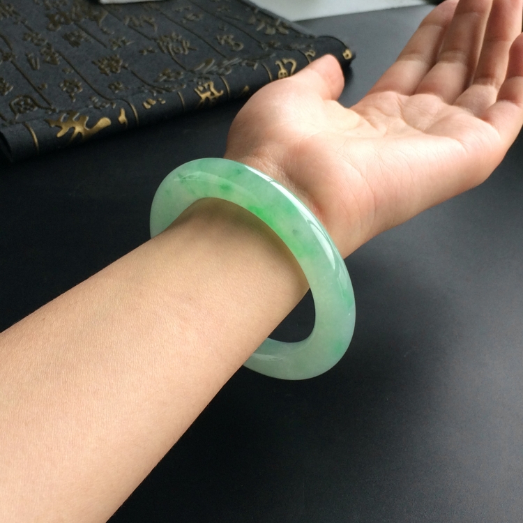 (超值推荐)糯冰种飘翠圆条手镯(57.2mm)