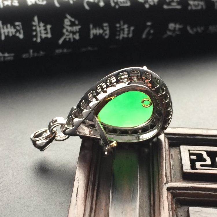 （超值推荐）糯冰种淡翠色镶白金钻石水滴胸坠