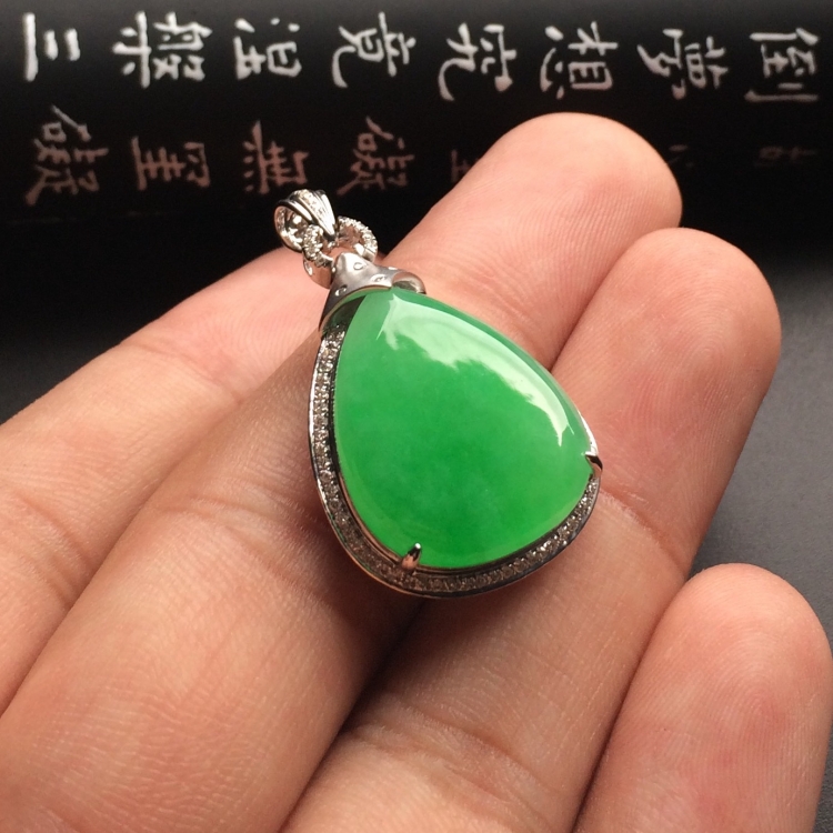（超值推荐）糯冰种淡翠色镶白金钻石水滴胸坠