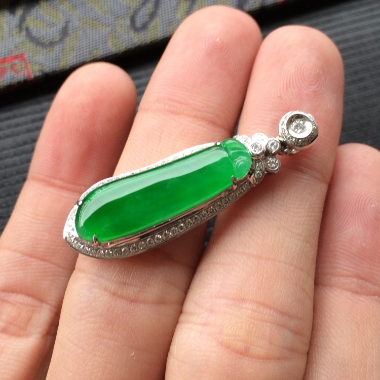 (超值推荐)冰种正阳绿镶白金钻石福瓜胸坠