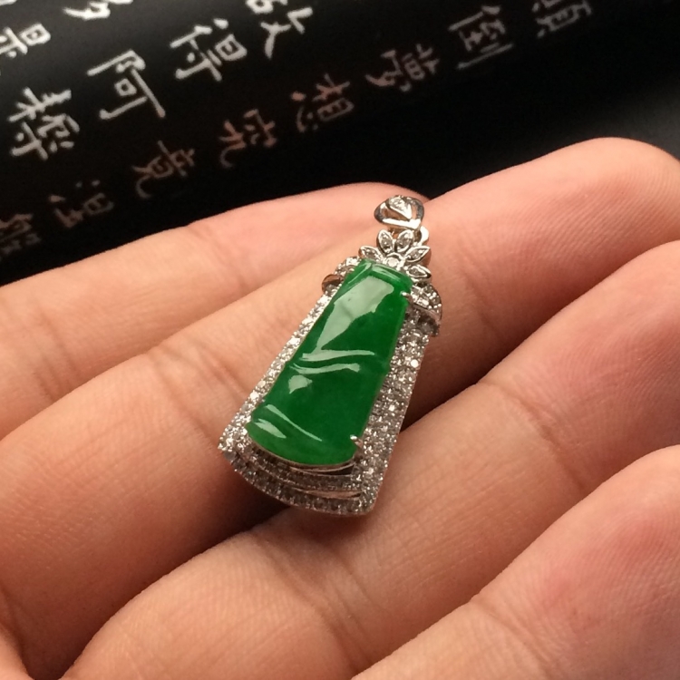 （超值推荐）糯冰种阳绿镶白金钻石节节高胸坠