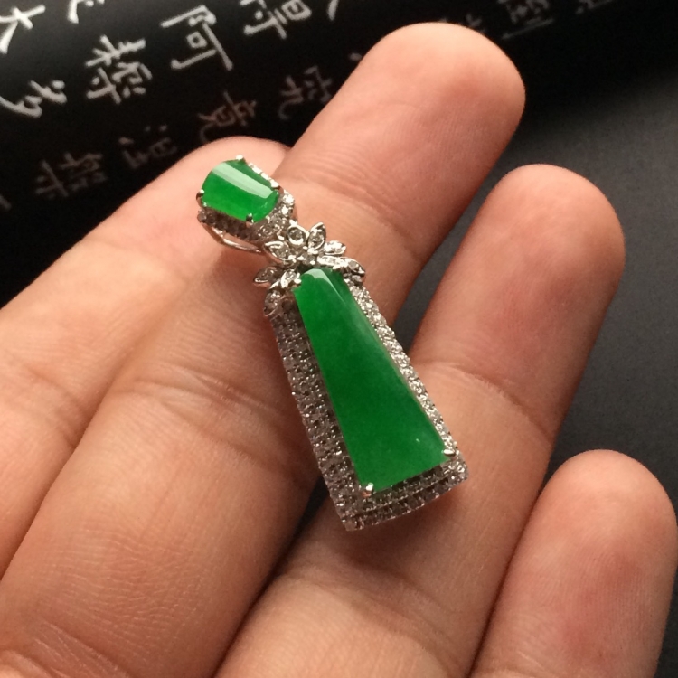 （超值推荐）冰种翠色镶白金钻石胸坠