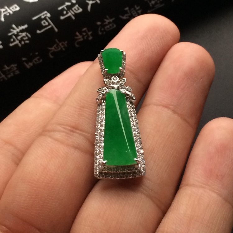（超值推荐）冰种翠色镶白金钻石胸坠