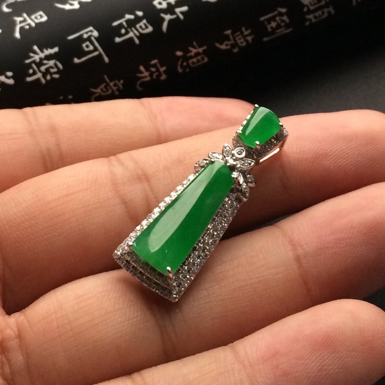 （超值推荐）冰种翠色镶白金钻石胸坠