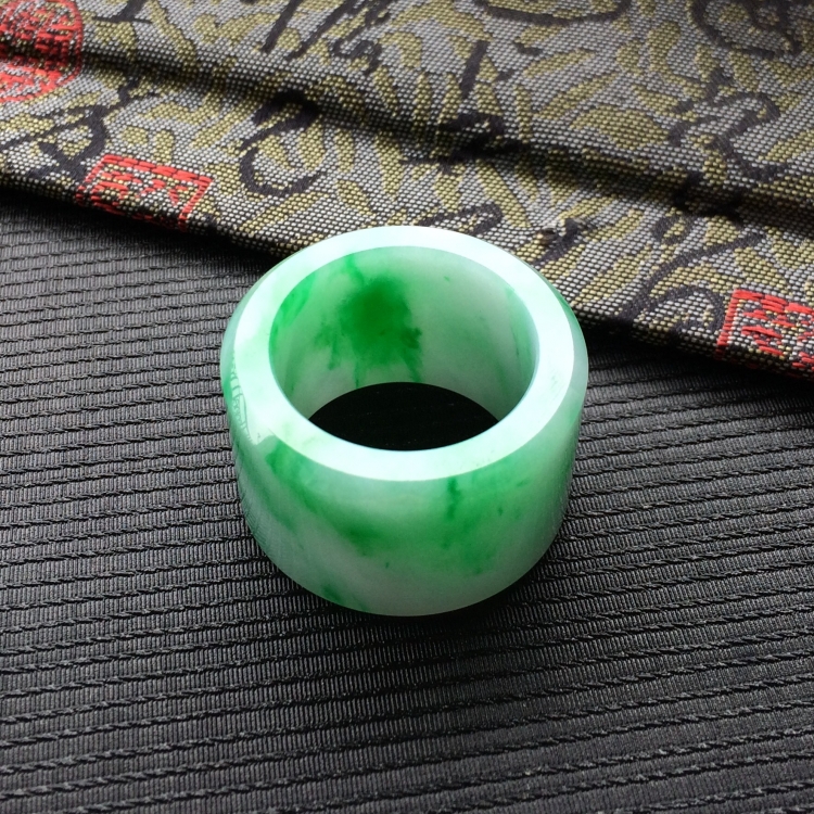 (超值推荐)糯冰种飘翠扳指