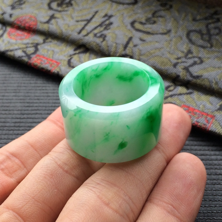 (超值推荐)糯冰种飘翠扳指