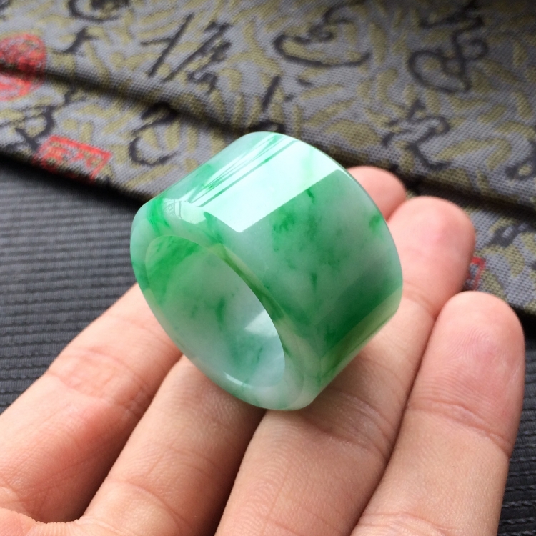 (超值推荐)糯冰种飘翠扳指