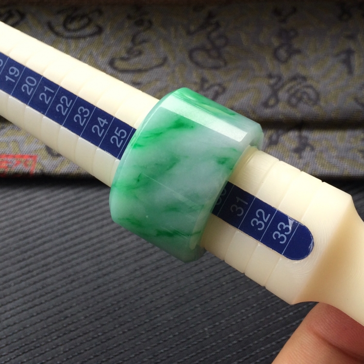(超值推荐)糯冰种飘翠扳指