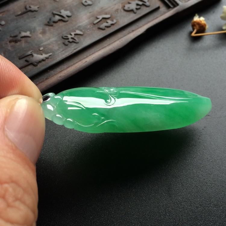 （超值推荐）糯冰种翠色福瓜挂件（金扣）