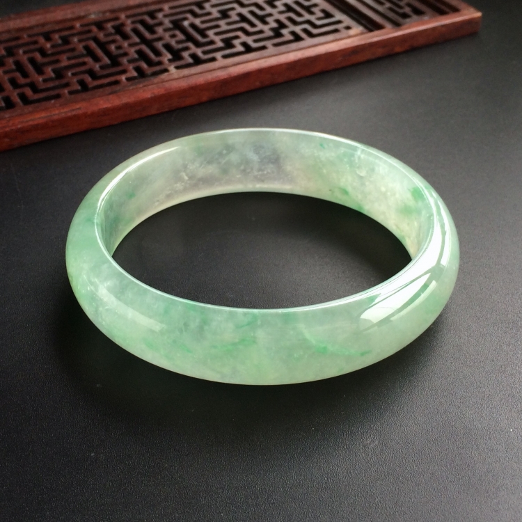 (超值推荐)冰种飘绿花贵妃镯(58.1mm-51mm)