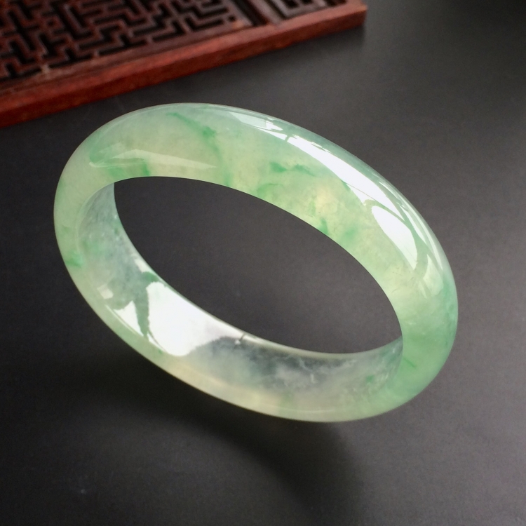 (超值推荐)冰种飘绿花贵妃镯(58.1mm-51mm)