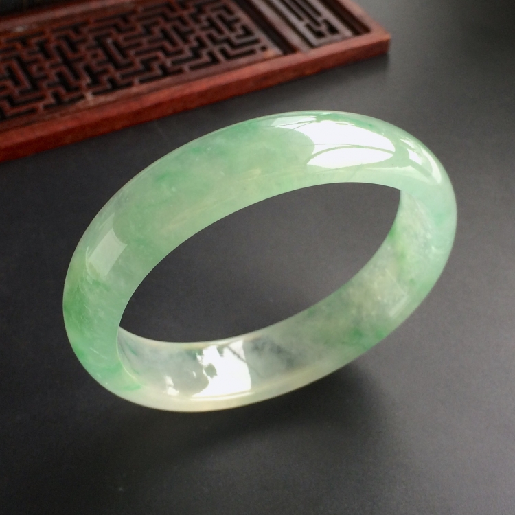(超值推荐)冰种飘绿花贵妃镯(58.1mm-51mm)