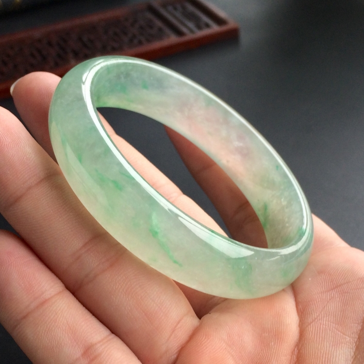 (超值推荐)冰种飘绿花贵妃镯(58.1mm-51mm)