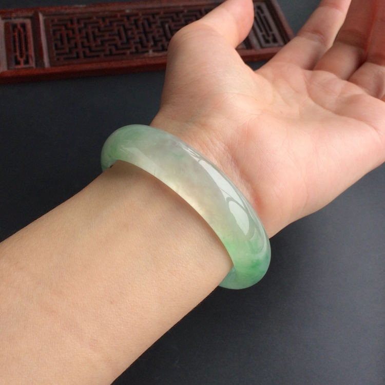 (超值推荐)冰种飘绿花贵妃镯(58.1mm-51mm)
