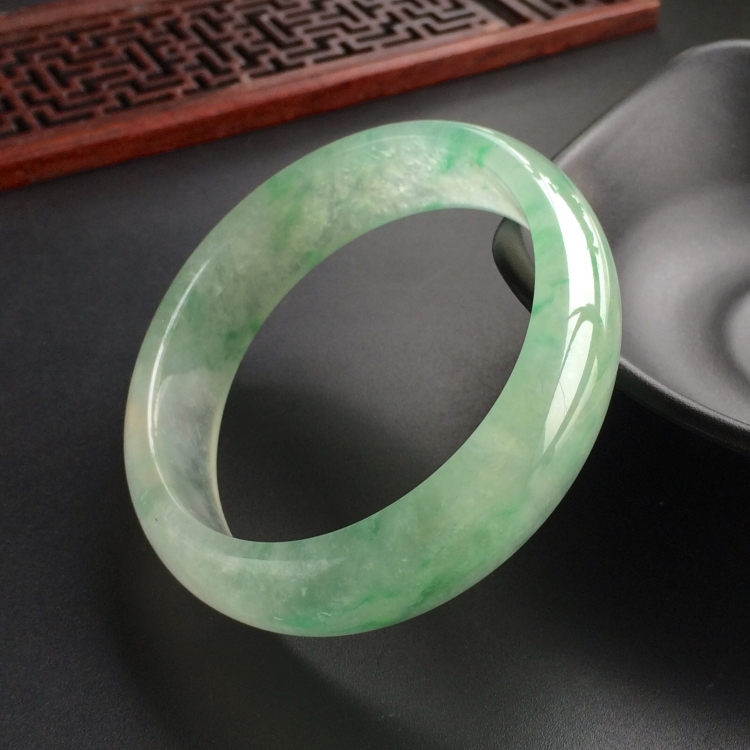 (超值推荐)冰种飘绿花贵妃镯(58.1mm-51mm)