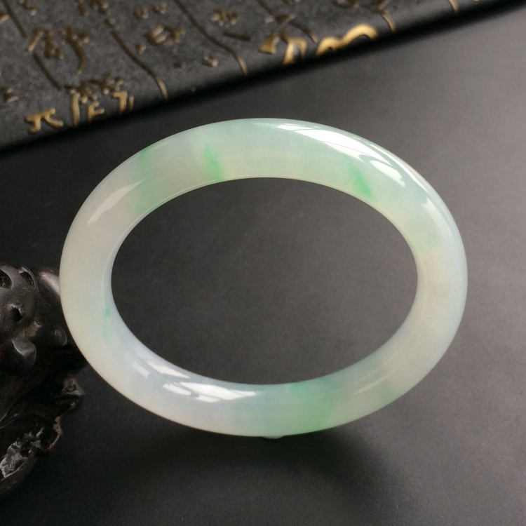 (超值推荐)糯冰种飘绿花圆条手镯(54.4mm)