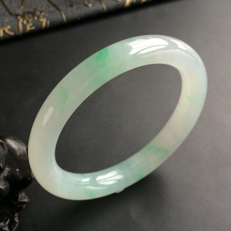 (超值推荐)糯冰种飘绿花圆条手镯(54.4mm)