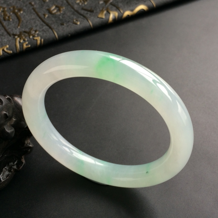 (超值推荐)糯冰种飘绿花圆条手镯(54.4mm)