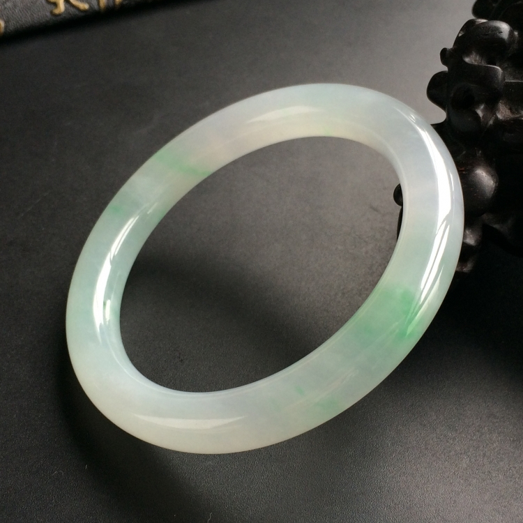 (超值推荐)糯冰种飘绿花圆条手镯(54.4mm)