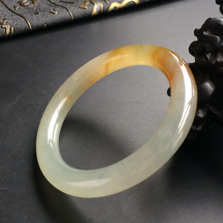 (超值推荐)冰种黄翡略飘花贵妃镯(55.4mm-48.8mm)
