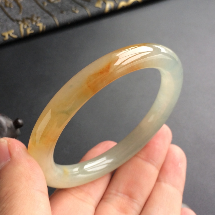 (超值推荐)冰种黄翡略飘花贵妃镯(55.4mm-48.8mm)