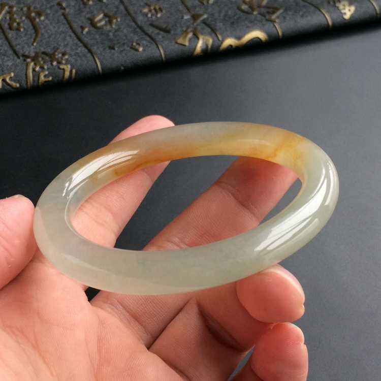 (超值推荐)冰种黄翡略飘花贵妃镯(55.4mm-48.8mm)