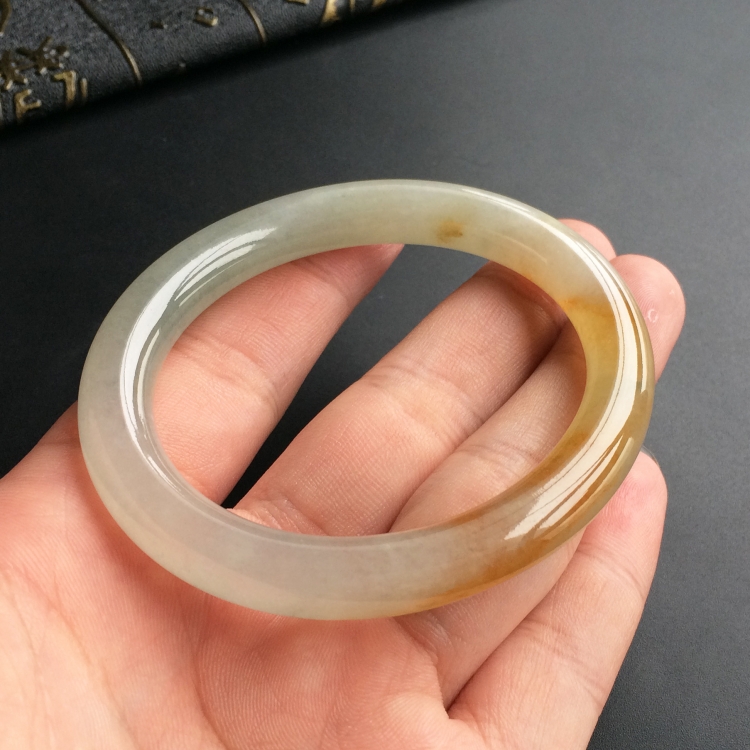 (超值推荐)冰种黄翡略飘花贵妃镯(55.4mm-48.8mm)