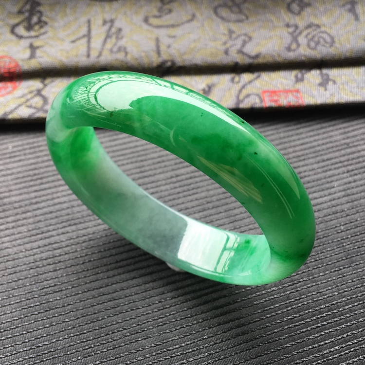 (超值推荐)糯冰种飘阳绿贵妃手镯(55.2mm-48.7mm)