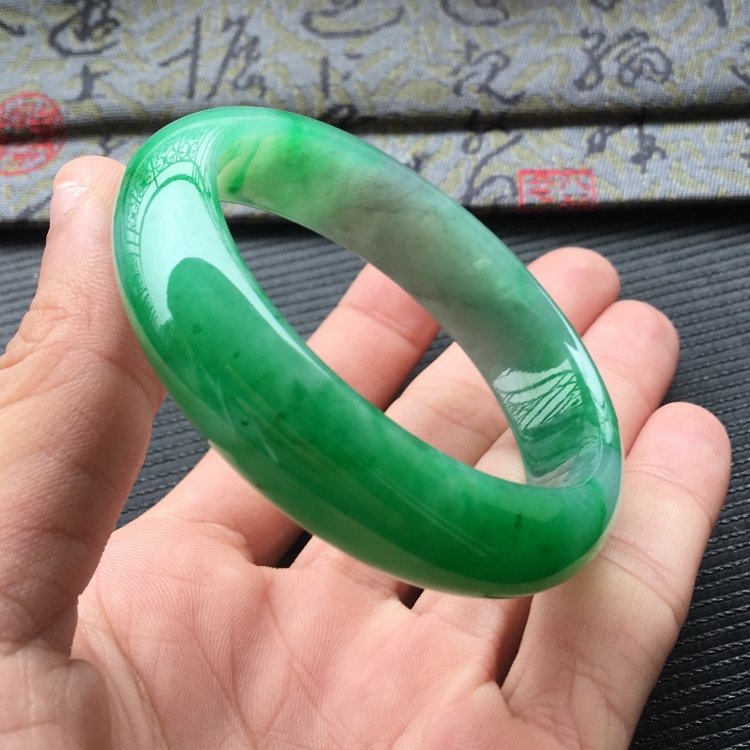 (超值推荐)糯冰种飘阳绿贵妃手镯(55.2mm-48.7mm)