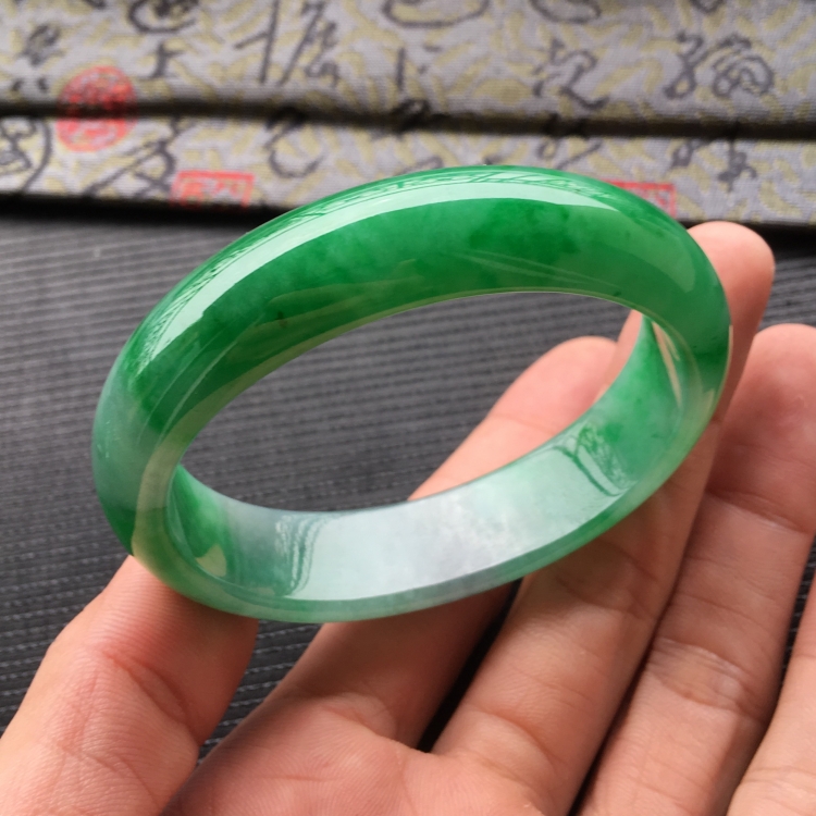 (超值推荐)糯冰种飘阳绿贵妃手镯(55.2mm-48.7mm)