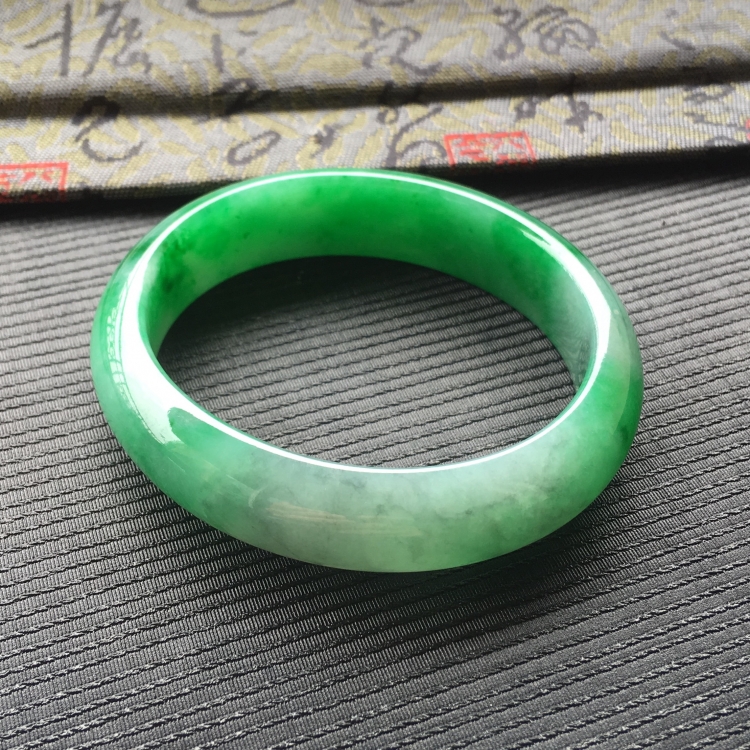 (超值推荐)糯冰种飘阳绿贵妃手镯(55.2mm-48.7mm)