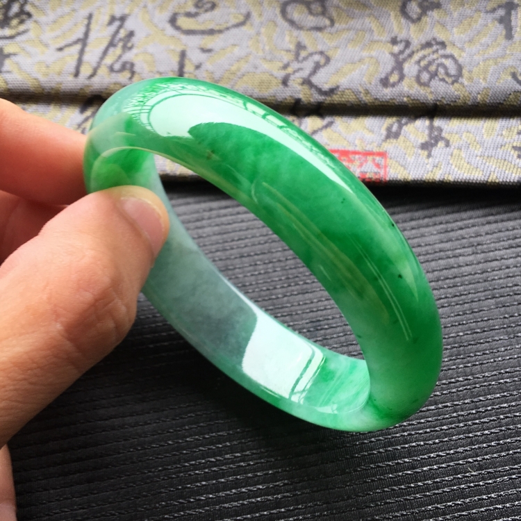 (超值推荐)糯冰种飘阳绿贵妃手镯(55.2mm-48.7mm)
