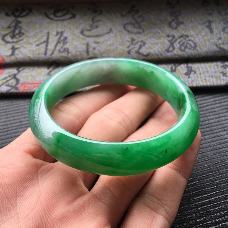 (超值推荐)糯冰种飘阳绿贵妃手镯(55.2mm-48.7mm)