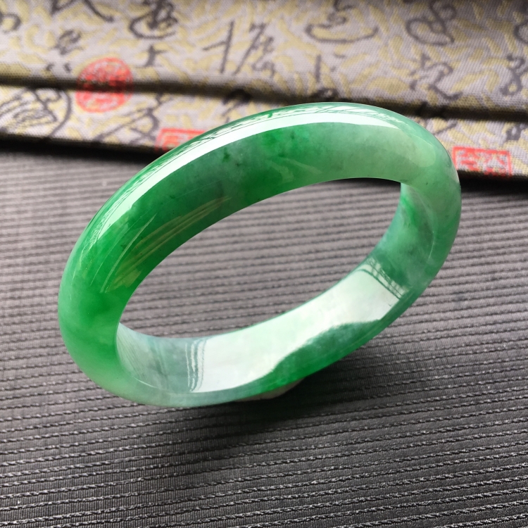 (超值推荐)糯冰种飘阳绿贵妃手镯(55.9mm-49.3mm)