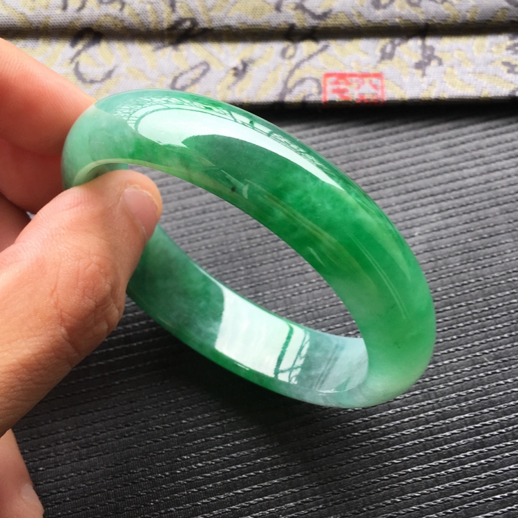(超值推荐)糯冰种飘阳绿贵妃手镯(55.9mm-49.3mm)