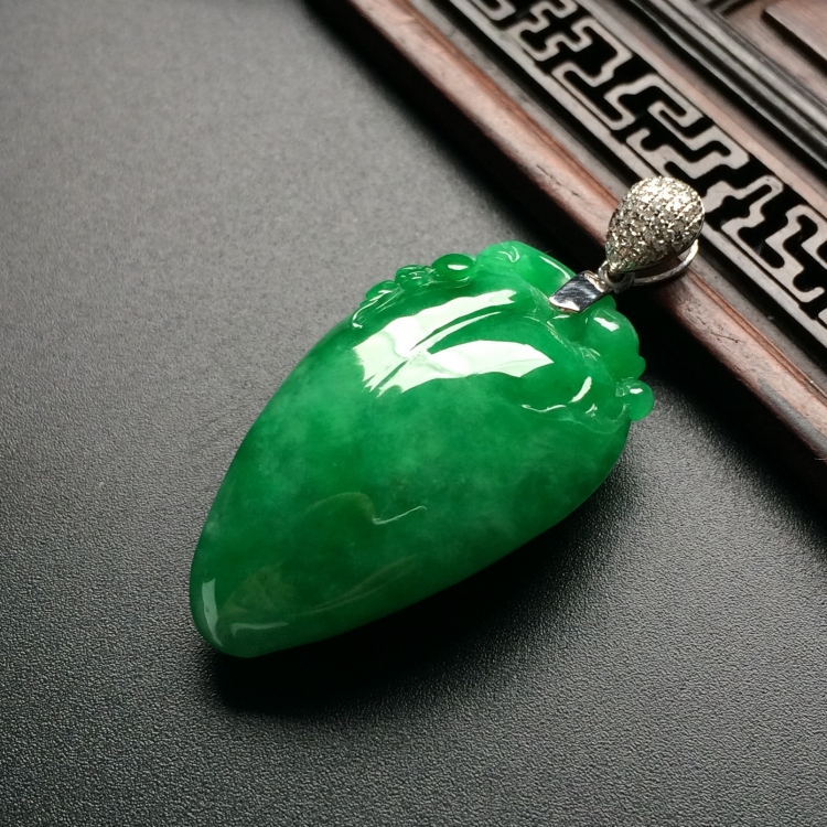 （超值推荐）糯冰种翠色福瓜挂件（金扣）