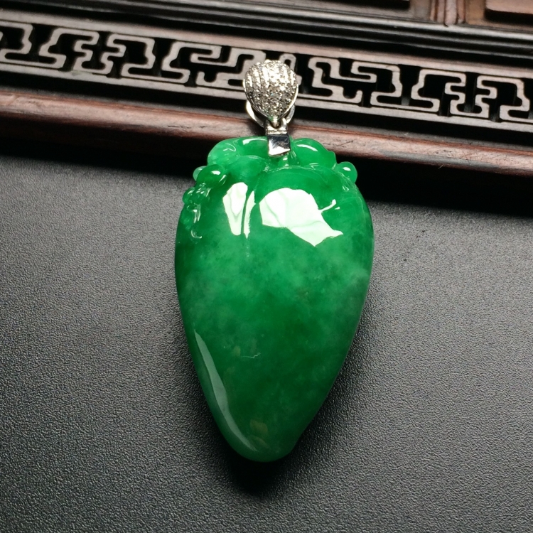 （超值推荐）糯冰种翠色福瓜挂件（金扣）