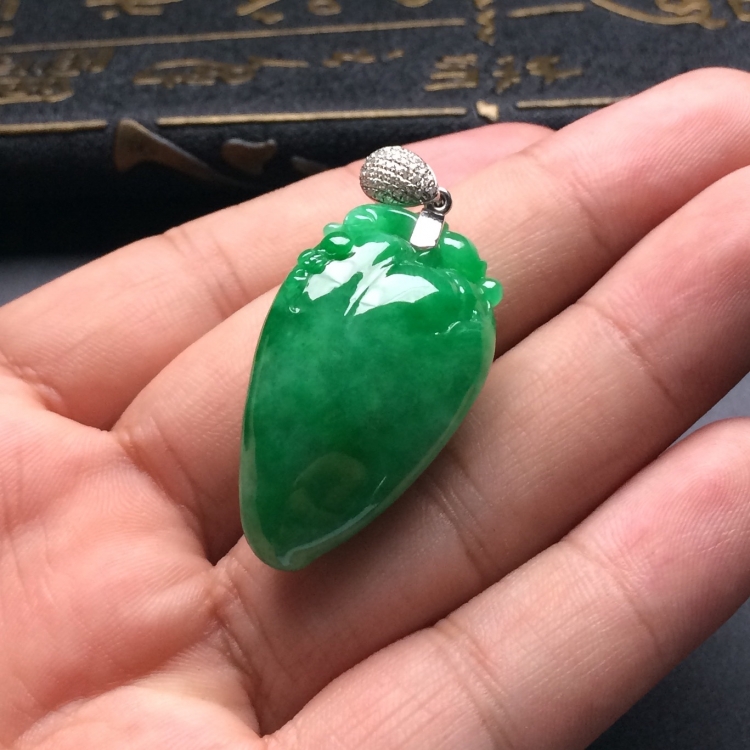 （超值推荐）糯冰种翠色福瓜挂件（金扣）