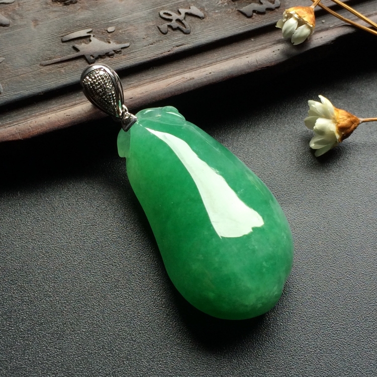 （超值推荐）糯冰种豆绿福瓜挂件（金扣）