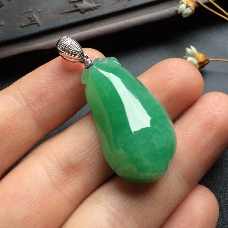 （超值推荐）糯冰种豆绿福瓜挂件（金扣）