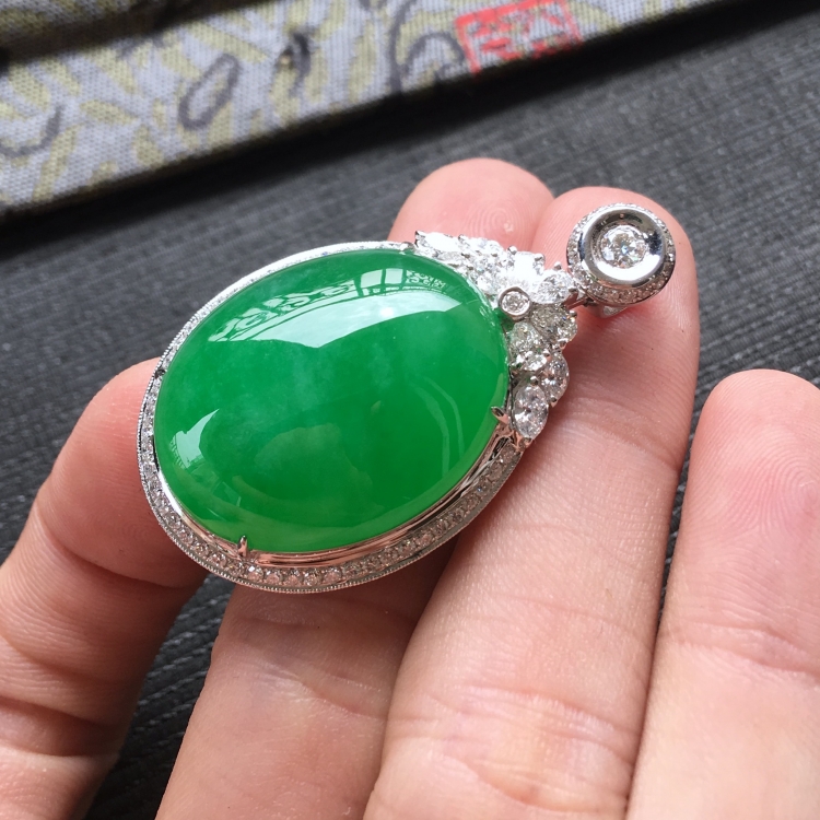 (超值推荐)糯冰种阳绿镶白金钻石胸坠