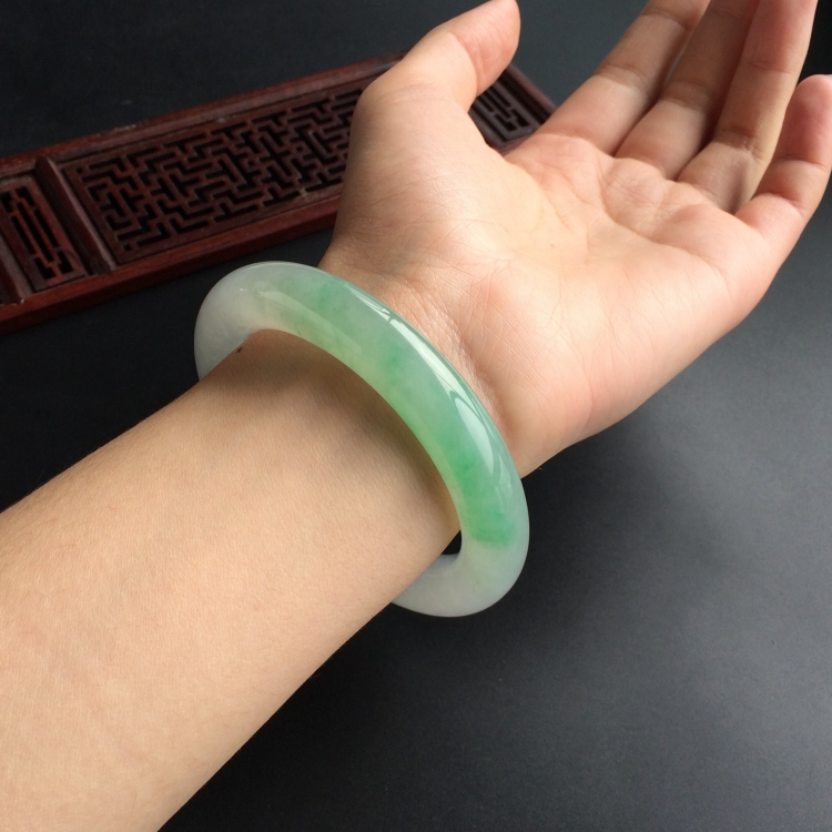 (超值推荐)糯冰种飘绿花圆条手镯(56.6mm)