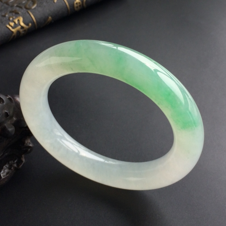 (超值推荐)糯冰种飘绿花圆条手镯(56.6mm)