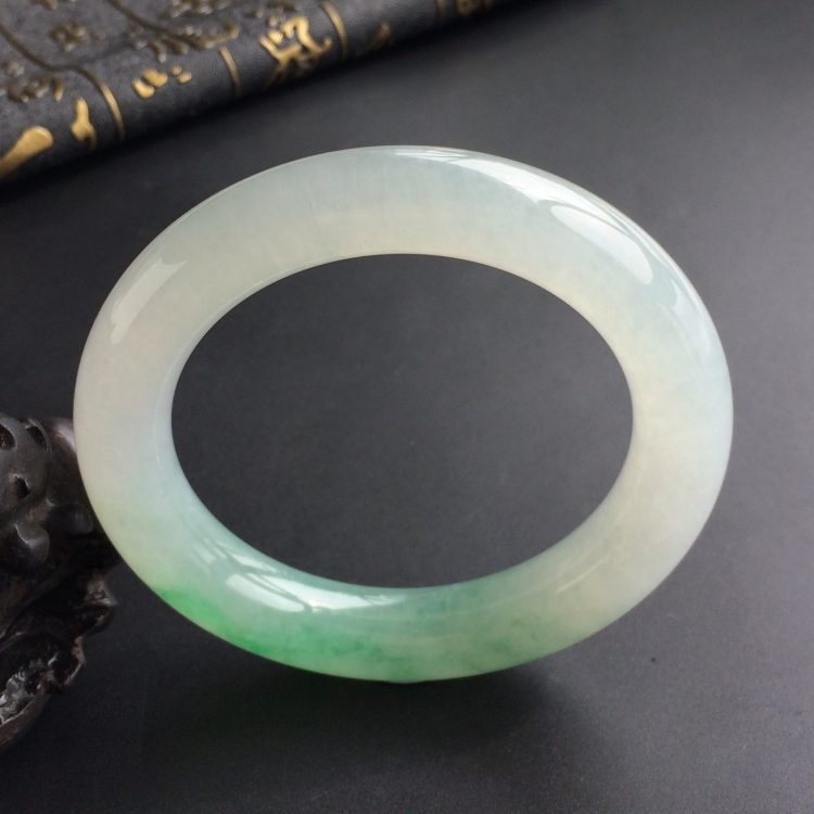(超值推荐)糯冰种飘绿花圆条手镯(56.6mm)