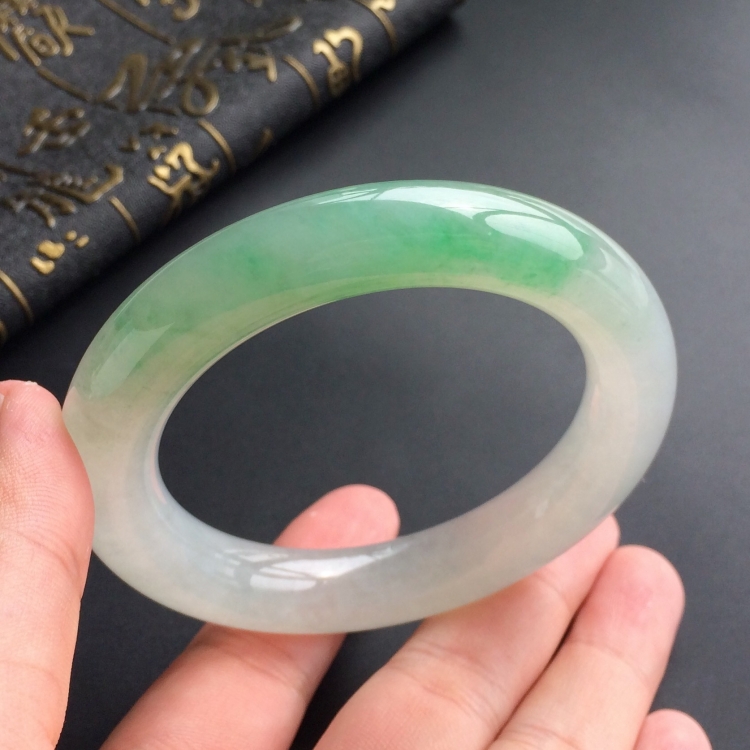 (超值推荐)糯冰种飘绿花圆条手镯(56.6mm)