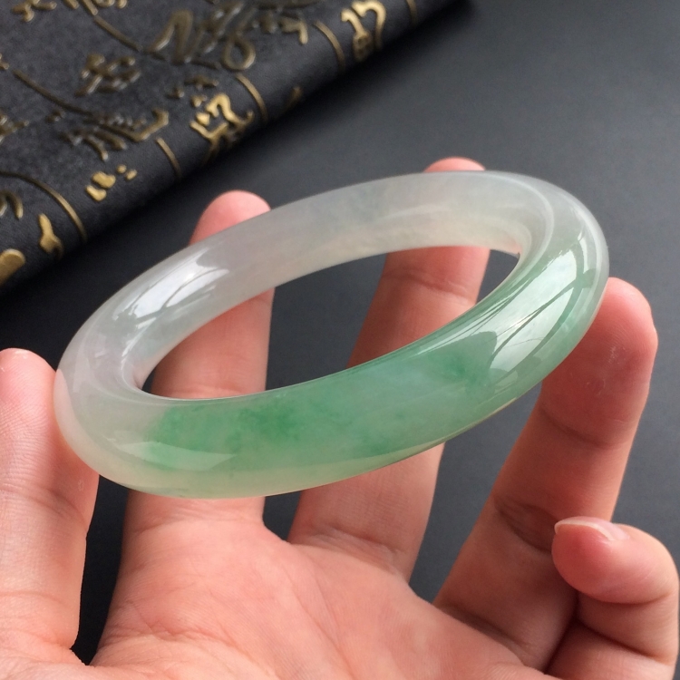 (超值推荐)糯冰种飘绿花圆条手镯(56.6mm)
