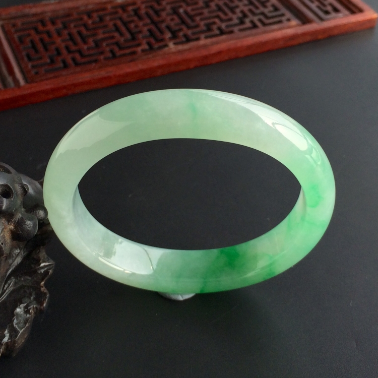 (超值推荐)糯冰种飘翠贵妃镯(53.6mm-46.5mm)